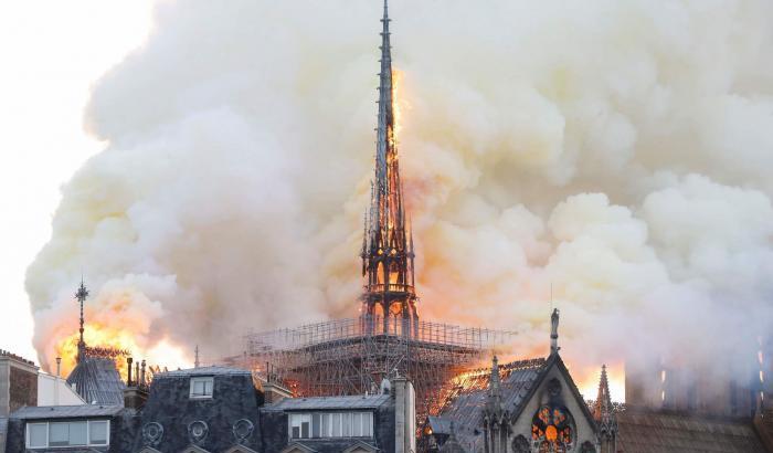 000527E3-le-fiamme-nella-cattedrale Le fiamme nella Cattedrale