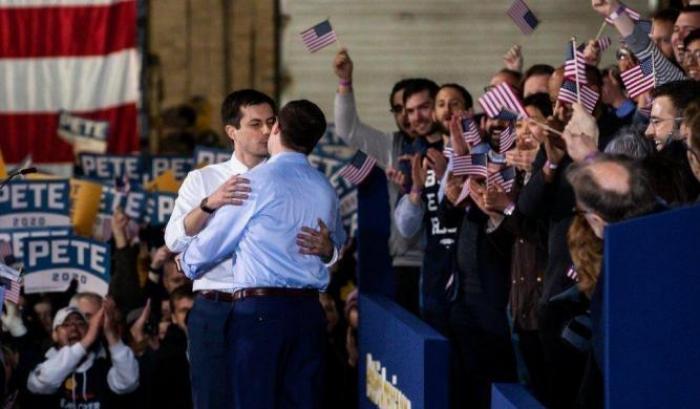 Buttigieg replica al sessismo della destra: "Amo mio marito e non mi faccio dare lezioni da Rush Limbaugh".