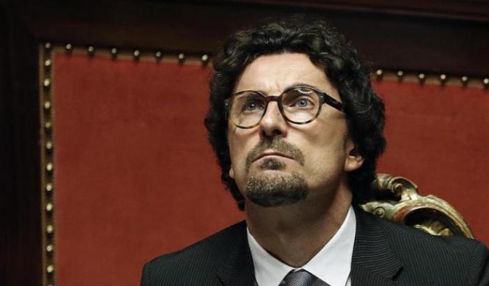 Toninelli sotto il fuoco incrociato di Salvini e anche dei suoi