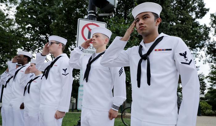 Gli Usa di Trump sempre più transfobici: divieto alle persone transgender di servire in marina