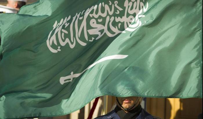 L'Arabia Saudita ha giustiziato 37 cittadini per 'terrorismo'. Uno è stato crocifisso