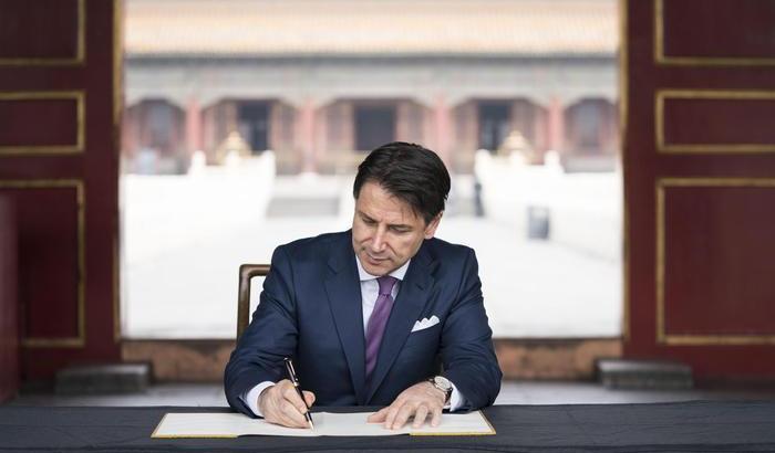 Conte prende tempo su Siri e spera nella distrazione generale degli italiani