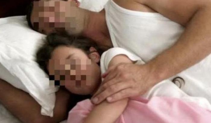 Fa stuprare le bambine dal fidanzato in cambio della promessa di matrimonio