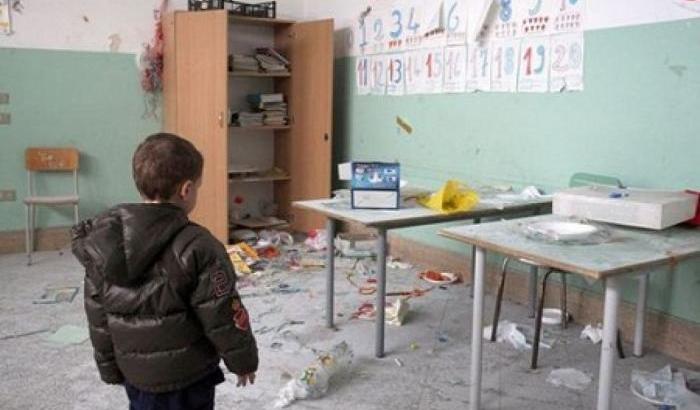 Le scuole italiane crollano in pezzi e Salvini parla dei grembiulini