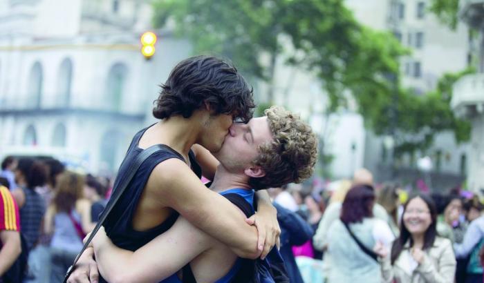 "Due ragazzi che si baciano fanno ribrezzo": il Tribunale di Roma condanna Radio Globo