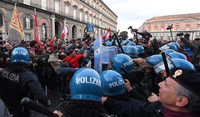 Salvini a Napoli, scontri tra manifestanti e Polizia: lancio di transenne e fumogeni
