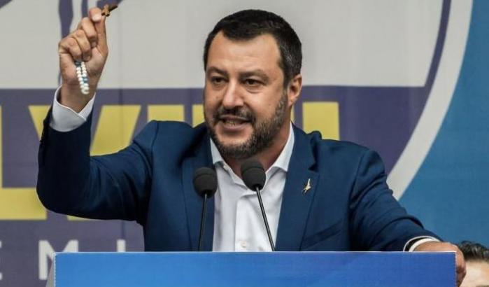 Salvini l'anti-papa: "Vescovi e cardinali ci chiedono di tenere duro". Chi sono?