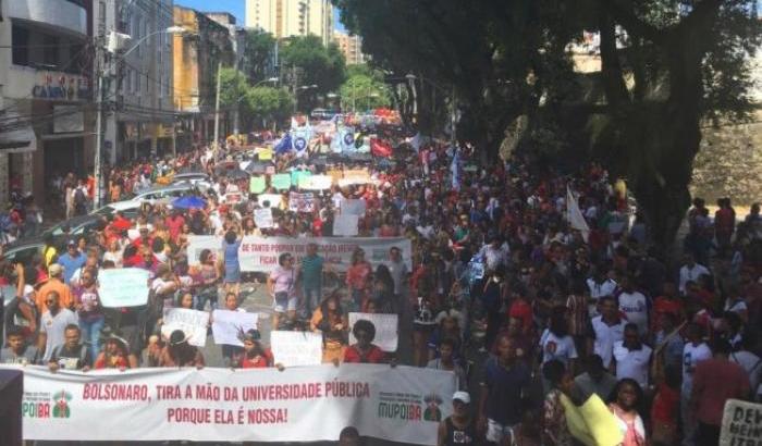 Brasile: gli studenti scendono in piazza contro i tagli alla scuola e Bolsonaro li insulta: "utili idioti"