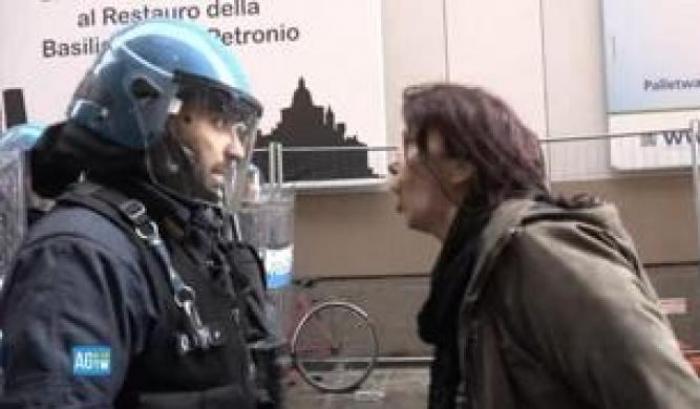Picchiata dai poliziotti, il Comune apre contro di lei un provvedimento disciplinare