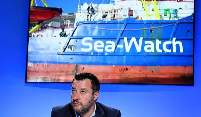 Salvini provoca la Sea Watch: "Dite di essere buoni ma state sequestrando donne e bambini in mare"