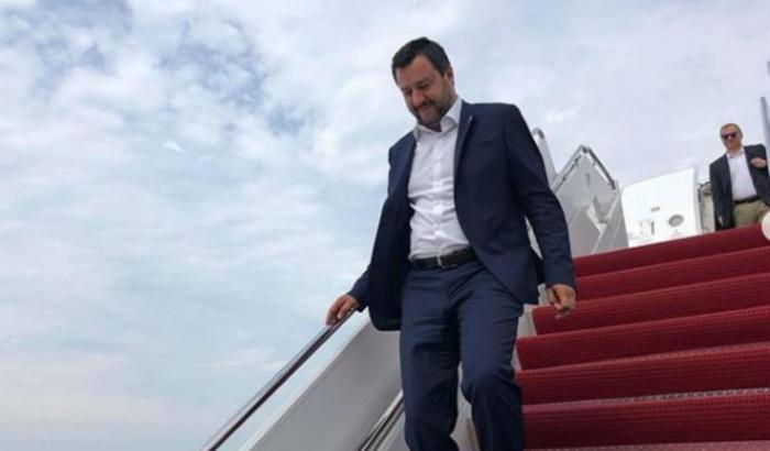 Salvini si genuflette a Trump e 'dichiara guerra' all'Iran dando la linea al governo
