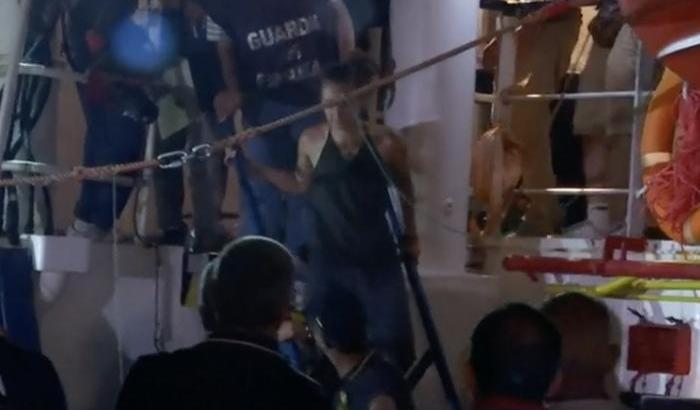 Carola Rackete mentre viene arrestata a Lampedusa