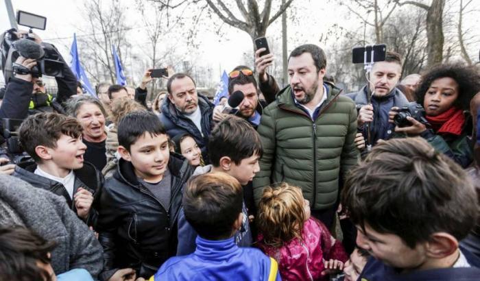 Salvini in visita a un campo rom a Torino
