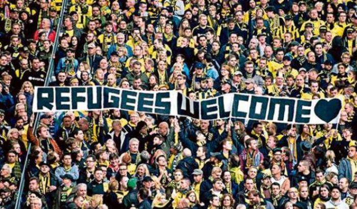 Uno striscione pro-migranti