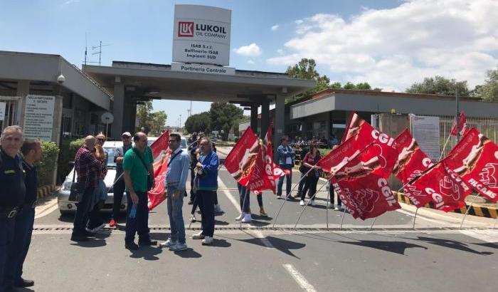 Mosca chiede, Salvini esegue: così hanno vietato le proteste alla Lukoil di Priolo