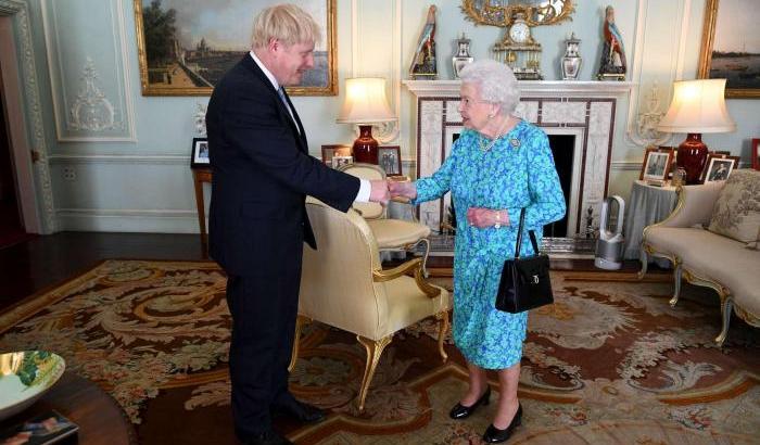 La Regina Elisabetta ha davvero visto tutto: Boris Johnson è il nuovo primo ministro britannico