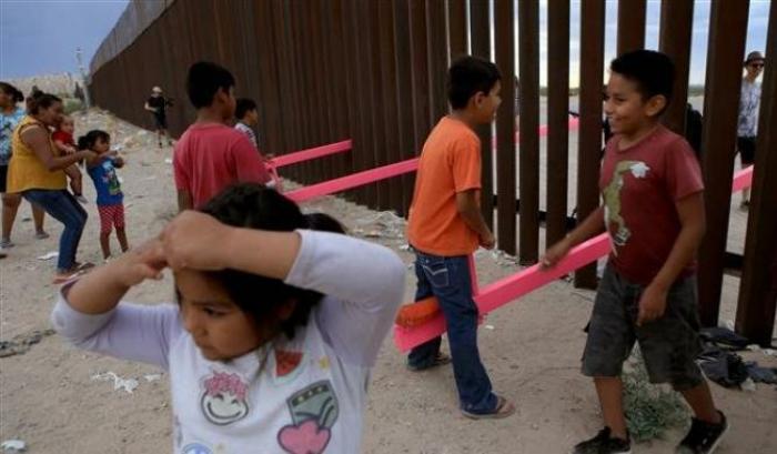 Un artista installa delle altalene al confine tra Usa e Messico, per far giocare i bambini nonostante il muro