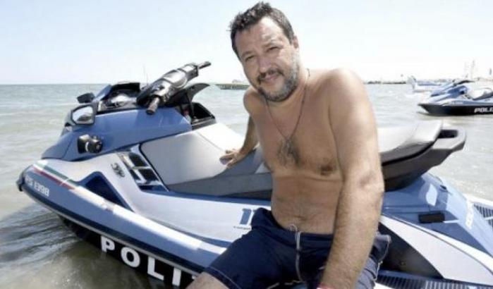 Salvini sulla moto d'acqua della polizia