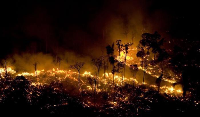 Bolsonaro il mentitore: "La storia degli incendi in Amazzonia è una bugia"