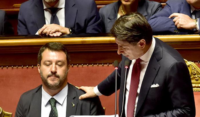 Salvini cerca di far dimenticare Savoini: "Le ombre su Conte sono tante..."