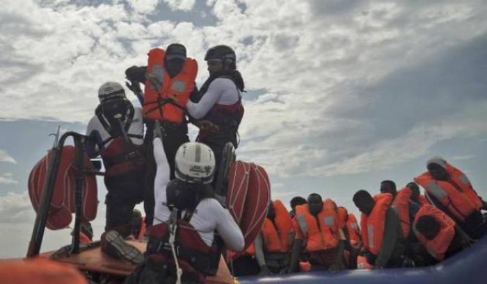 L'Ocean Viking ancora in mezzo al mare come con Salvini: però con più 'educazione'