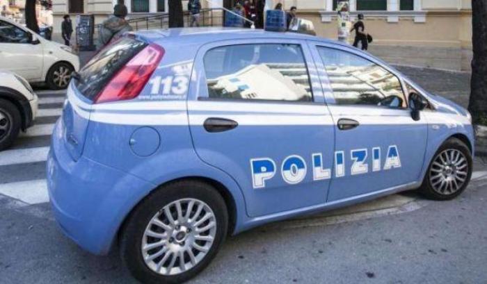 Ha filmato il verbale di un uomo multato per aver fatto sesso: deferito il poliziotto