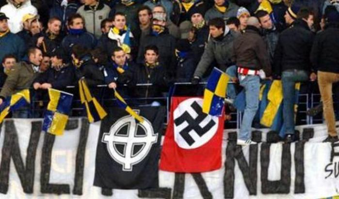 Buuu razzisti ma l’Hellas Verona copre i suoi ultras nazisti: "Era solo tifo"