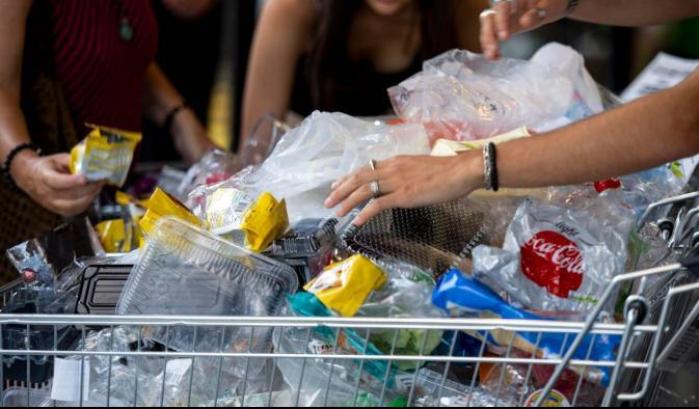 Che vergogna Italia! Oltre 2 milioni di imballaggi alimentari in confezioni inquinanti di plastica