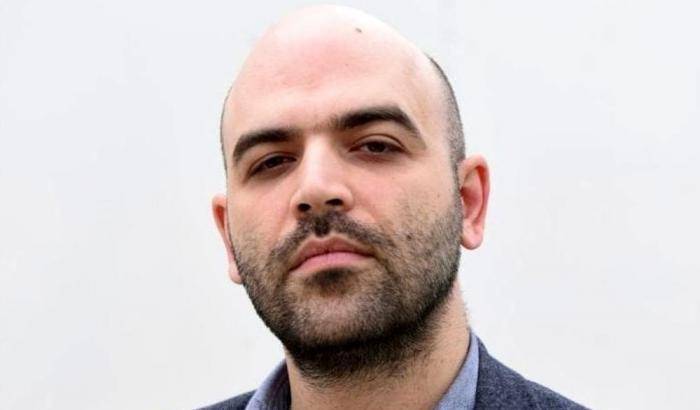 Il post idiota di un deputato grillino contro Saviano: "Dovrebbe essere stipendiato dalla camorra"