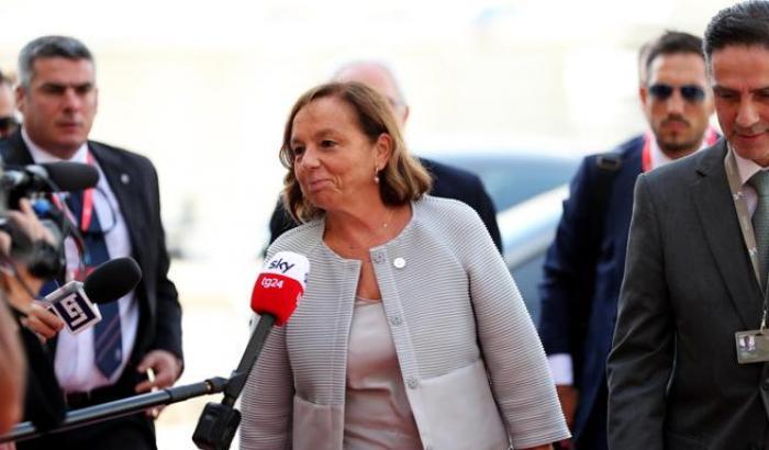 La ministra Lamorgese pronta a intervenire per la gioia di Salvini: "Modifiche ai decreti sicurezza entro l'anno"