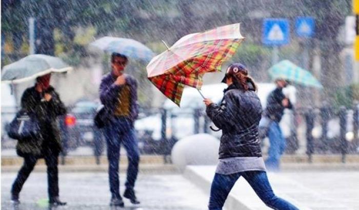 Maltempo in tutta Italia: allerta rossa in Campania e Trentino, chiusi parchi e scuole a Napoli