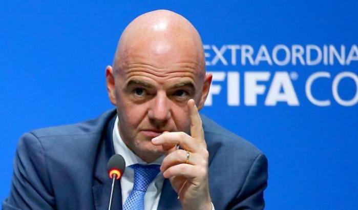 La Fifa dura contro il razzismo nel calcio, Infantino: "Chi molesta i calciatori non sarà ammesso negli stadi"