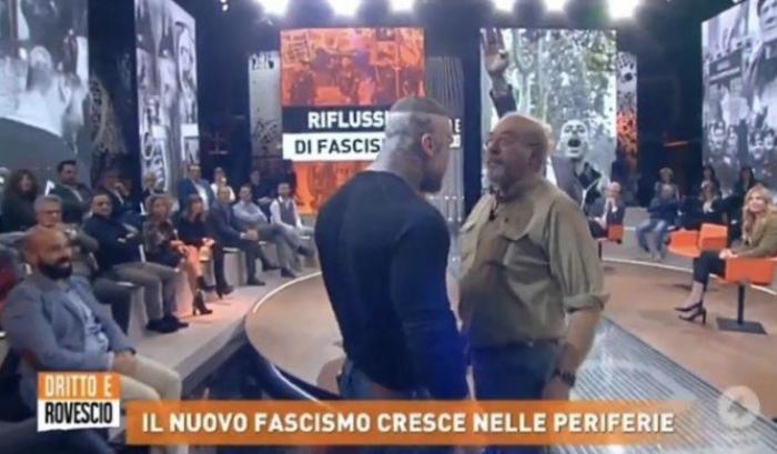Vauro Senesi litiga con un fascista a Rete4