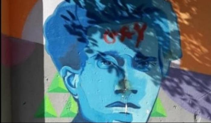 Vandalizzato un murale dedicato a Gramsci. I volontari cancellano la scritta