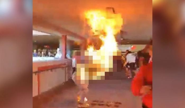 00054674-un-uomo-dato-alle-fiamme-a-hong-kong Un uomo dato alle fiamme a Hong Kong