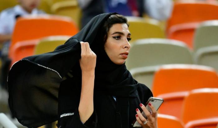 0005470A-una-donna-saudita-allo-stadio Una donna saudita allo stadio