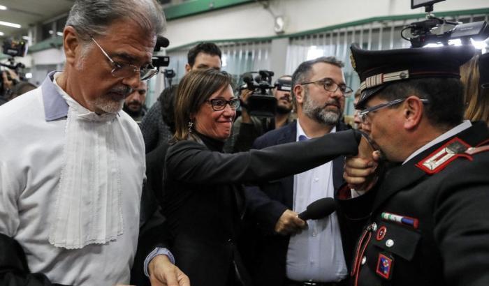 Il carabiniere bacia la mano a Ilaria Cucchi: una foto che fa commuovere