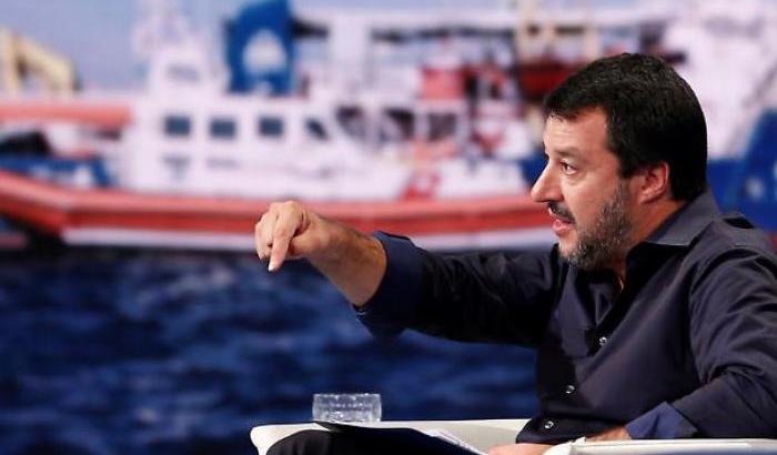 Salvini fa lo sciacallo: "Gli italiani non possono uscire di casa ma accogliamo gli immigrati"