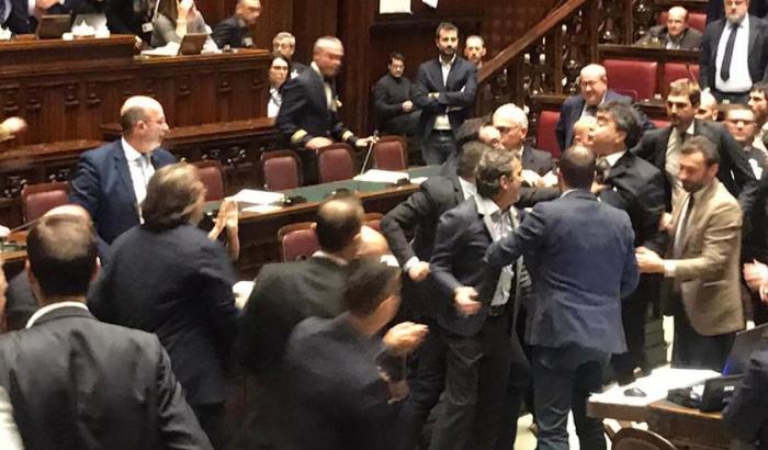 Rissa da bar a Montecitorio: i deputati si picchiano durante la discussione sul Mes