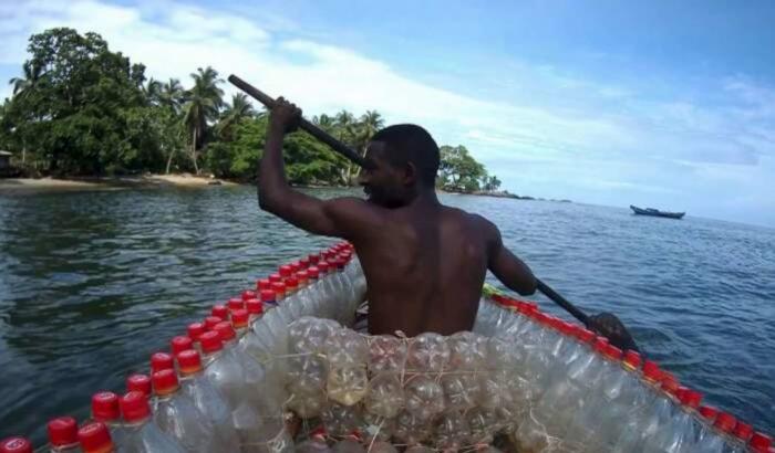 Barche fatte con la plastica riciclata