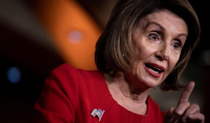 Nancy Pelosi: "Trump favorevole alla mascherina? Se lo avesse detto a marzo..."