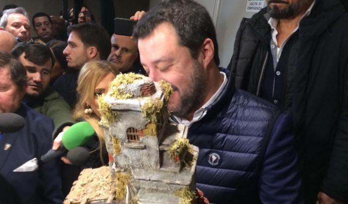 Salvini ormai oltre il ridicolo: al Congresso della Lega con un presepe in mano