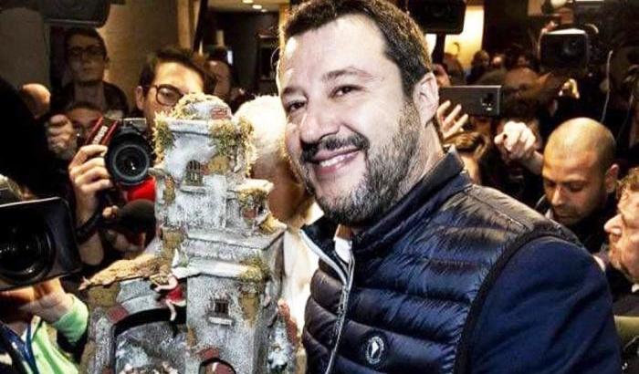 Gesù appartiene all'umanità: ma Salvini il blasfemo pubblica il presepe con il tricolore