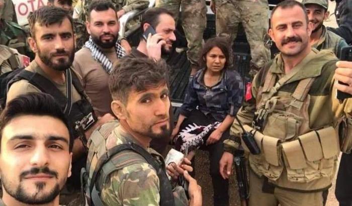 Jihadisti filo-turchi mostrano una combattente curda catturata nel Rojava