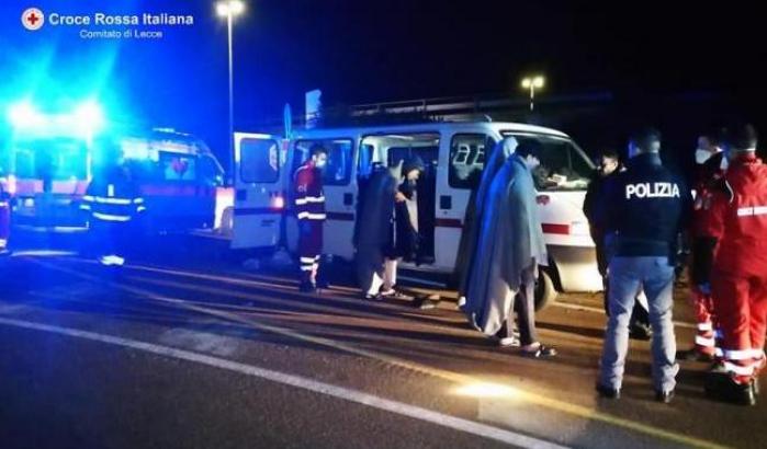 I migranti curdi soccorsi a San Cataldo, vicino Lecce