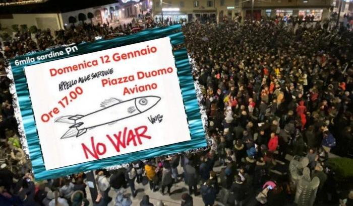 Le Sardine davanti alla base militare di Aviano: manifestazione per la pace