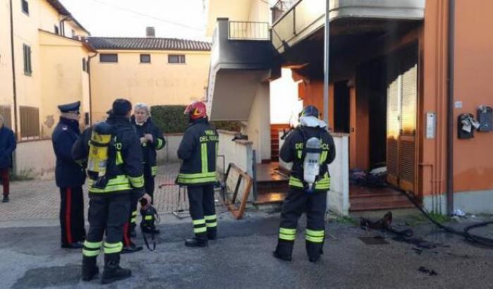 Disperata per lo sfratto, dà fuoco alla casa con lei dentro: donna 42enne ferita gravemente