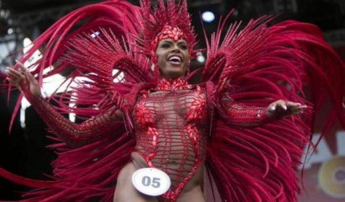 Amazzonia a fuoco ma Bolsonaro pensa a lanciare una campagna contro il sesso a Carnevale
