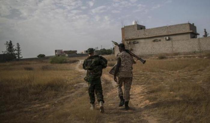 Nel caos in Libia i migranti detenuti nei lager ricattati per combattere nelle milizie