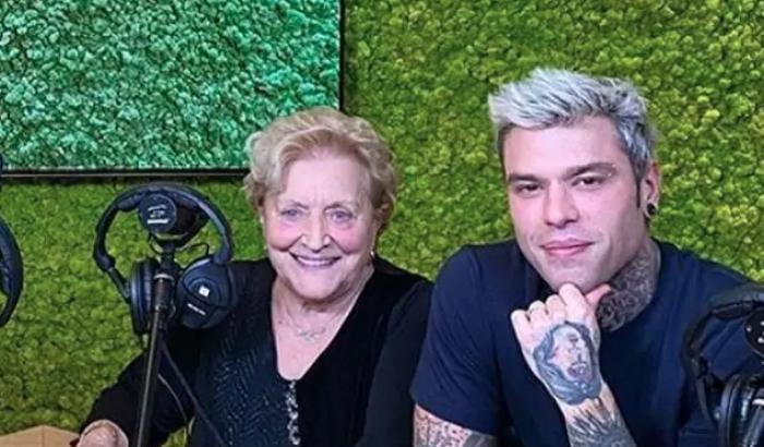 Fedez con la nonna